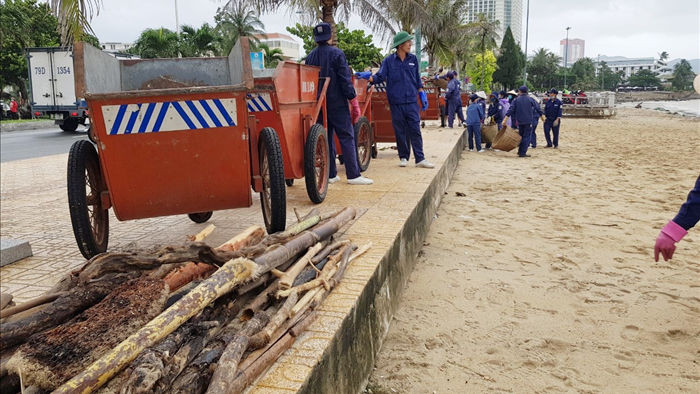 Bãi biển Nha Trang ngập ngụa rác sau mưa lũ - 6