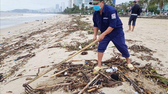 Bãi biển Nha Trang ngập ngụa rác sau mưa lũ - 4