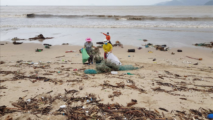 Bãi biển Nha Trang ngập ngụa rác sau mưa lũ - 3
