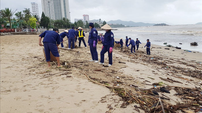 Bãi biển Nha Trang ngập ngụa rác sau mưa lũ - 5