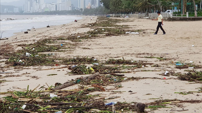 Bãi biển Nha Trang ngập ngụa rác sau mưa lũ - 1