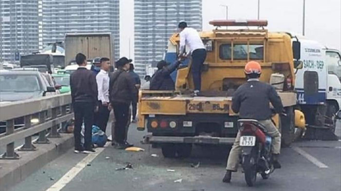 Xe cứu hộ tông xe hút rác trên cầu Nhật Tân, công nhân môi trường thiệt mạng - 1