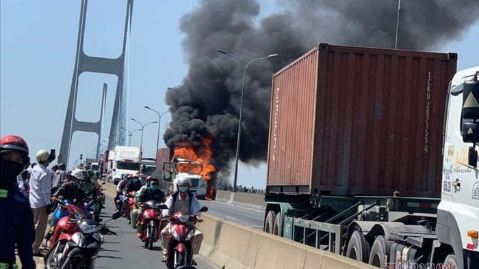 Xe container cháy ngùn ngụt trên cầu Phú Mỹ, giao thông tê liệt