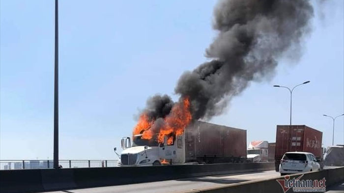 Xe container cháy ngùn ngụt trên cầu Phú Mỹ, giao thông tê liệt