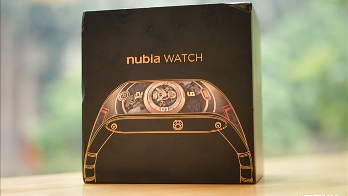 Trên tay Nubia Watch: Smartwatch màn hình uốn dẻo siêu dị không dành cho người bình thường - Ảnh 1. Trên tay Nubia Watch: Smartwatch màn hình uốn dẻo siêu dị không dành cho người bình thường - Ảnh 1.