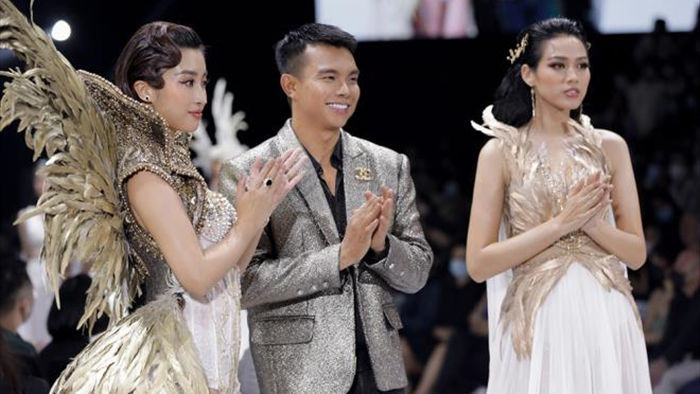 Hoa hậu Đỗ Mỹ Linh diện váy nặng 40 kg trình diễn thời trang - 2