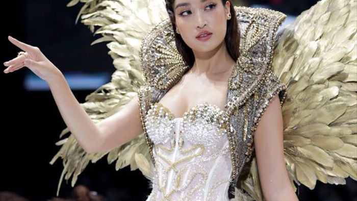 Hoa hậu Đỗ Mỹ Linh diện váy nặng 40 kg trình diễn thời trang - 1