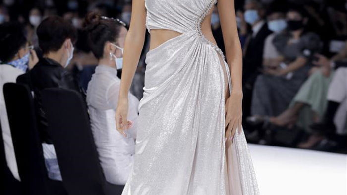 Hoa hậu Đỗ Mỹ Linh diện váy nặng 40 kg trình diễn thời trang - 8