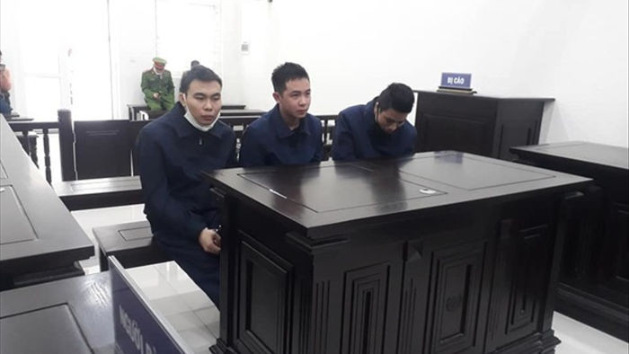 Xử tù những người dùng tiền giả mua Iphone ở Hà Nội