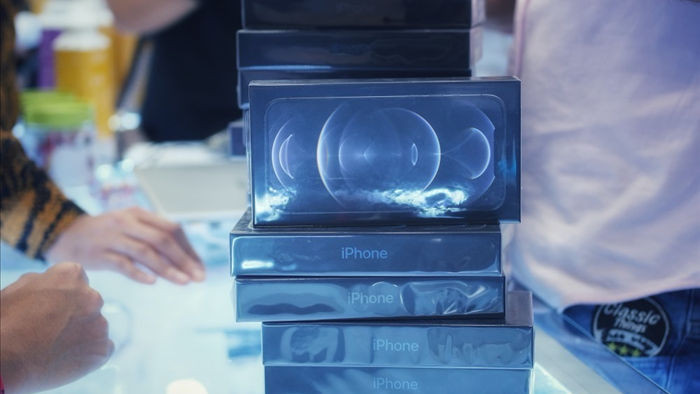 Nghịch lý iPhone 12: Mẫu không đủ hàng bán, mẫu phải giảm giá kích cầu