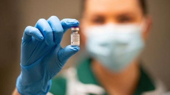Bước ngoặt chống COVID-19 ở Mỹ: FDA cấp phép sử dụng vaccine của Pfizer  - 1