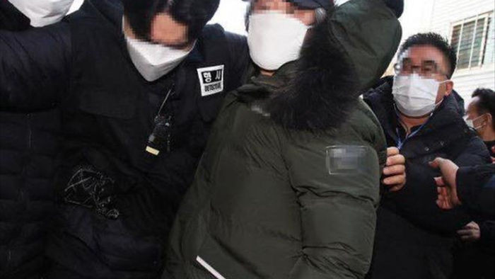 Nhãn hàng Hàn Quốc bị tẩy chay vì bán áo phao tên tội phạm ấu dâu mặc ngày ra tù - 1