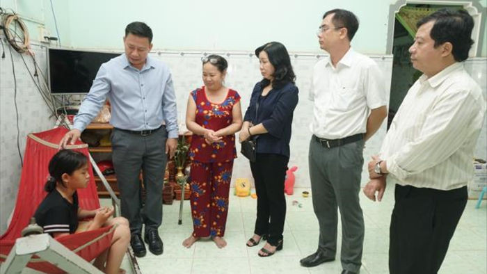 Chủ tịch tỉnh Tây Ninh thăm nữ sinh lớp 7 bị đánh sau va chạm giao thông - 1