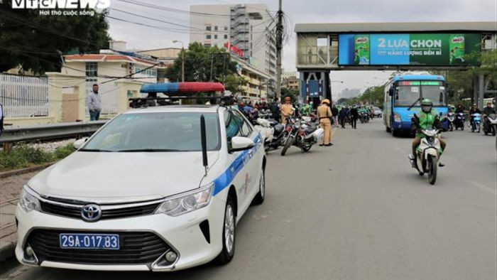 Ảnh: CSGT Hà Nội dán thông báo phạt nguội ô tô đỗ sai quy định, tài xế ngỡ ngàng - 1