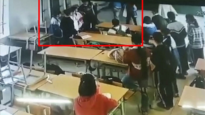 Hình ảnh sự việc được trích xuất từ camera an ninh của nhà trường.