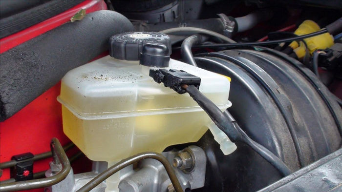 Kiểm tra nước trong bình nhiên liệu