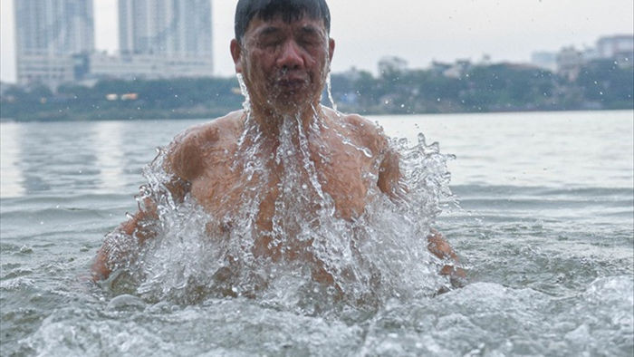Bãi tắm tiên độc nhất Hà Nội giữa giá rét 12 độ C - 1