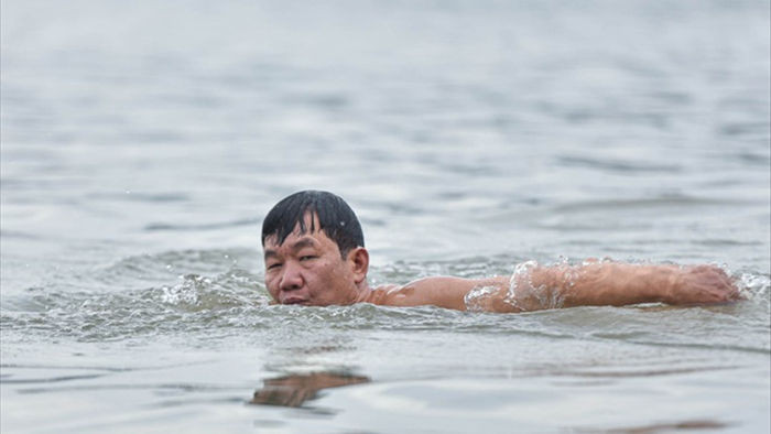 Bãi tắm tiên độc nhất Hà Nội giữa giá rét 12 độ C - 6
