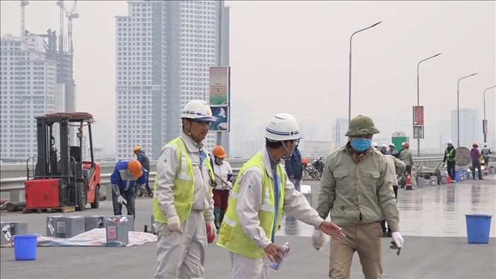 Chuyên gia Nhật tham gia sửa mặt cầu Thăng Long
