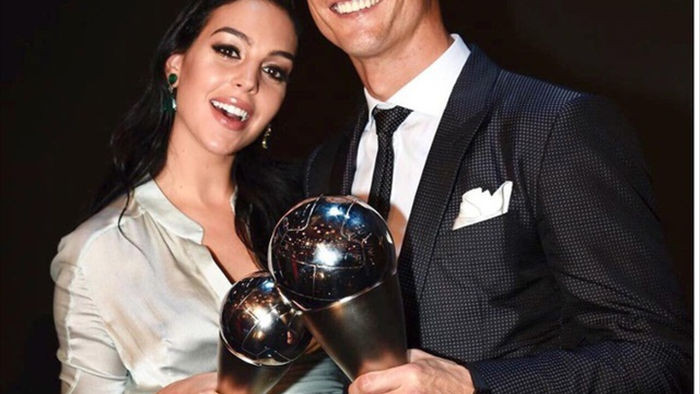 C.Ronaldo được bạn gái xinh đẹp tán thưởng sau khi giành giải Bàn chân vàng - 4