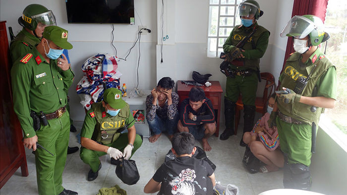 Hàng chục nam nữ 'phê' ma túy trong nhà nghỉ ở An Giang