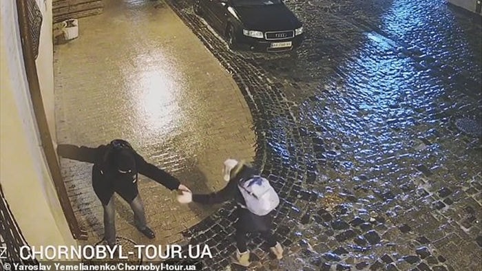 Cô bé kiên trì nhất MXH tháng 12: Ngã 40 lần vẫn không bỏ cuộc, dân mạng vừa cười bò vừa khâm phục - Ảnh 5. Cô bé kiên trì nhất MXH tháng 12: Ngã 40 lần vẫn không bỏ cuộc, dân mạng vừa cười bò vừa khâm phục - Ảnh 5.