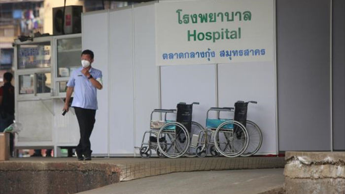 Người dân Thái Lan chặn xe quân đội vào bệnh viện dã chiến ở tỉnh Samut Sakhon  - 1