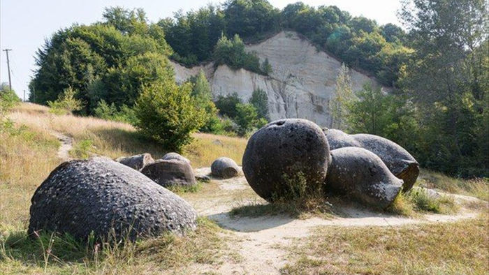 Bí ẩn những viên đá sống ở Romania - 1