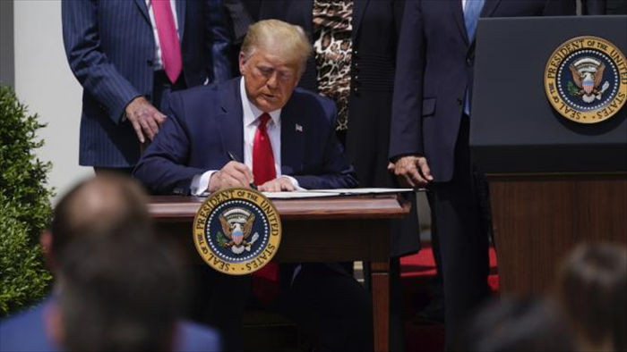 Tổng thống Trump ký dự luật, chính phủ Mỹ thoát cảnh đóng cửa trong gang tấc - 1