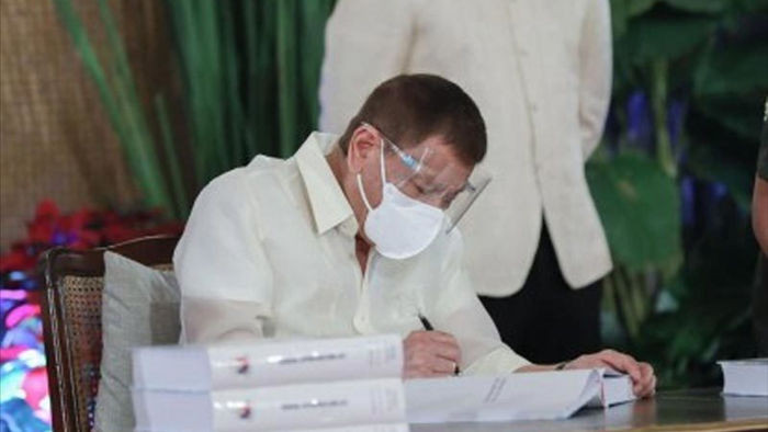 Tổng thống Philippines ký ngân sách khủng cho năm 2021