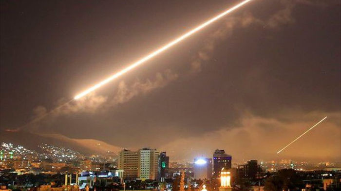 Không phận thủ đô Syria rung chuyển vì tên lửa nghi của Israel - 1