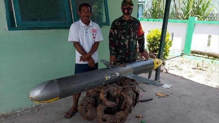Ngư dân Indonesia vớt được tàu ngầm không người lái nghi của Trung Quốc - 1