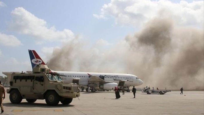 Nổ lớn bất ngờ khi máy bay chở Thủ tướng Yemen hạ cánh