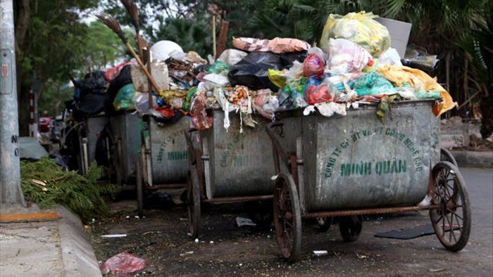 Công ty vệ sinh hứa dọn sạch 500 tấn rác ùn ứ ở Hà Nội trong ngày mai - 1