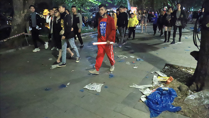 Hình ảnh khó thương trên phố đi bộ ở Hà Nội sau màn đếm ngược