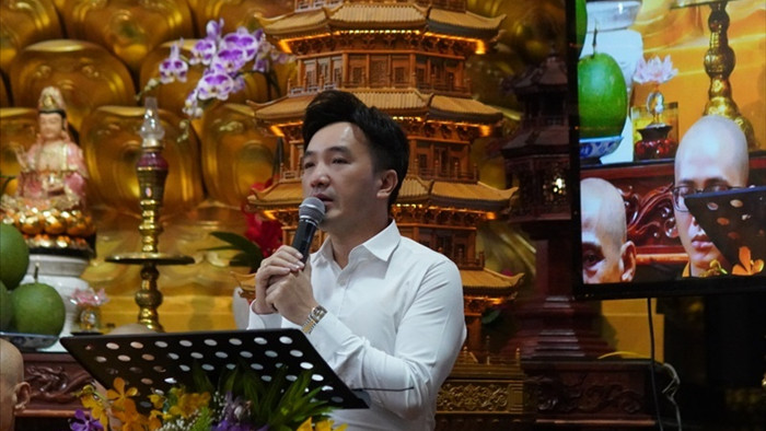 Con gái Vân Quang Long nghẹn ngào hát trong tang lễ của bố