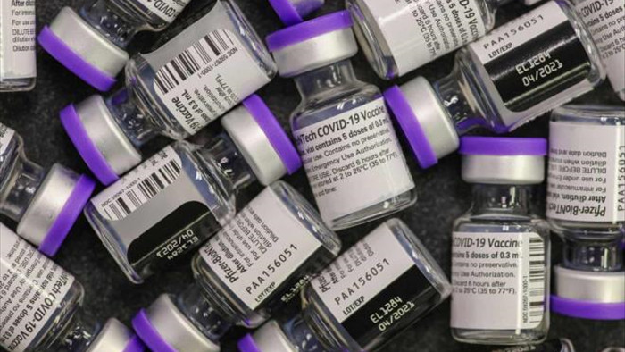 COVID-19 thế giới ngày đầu năm: Mỹ bắt giữ dược sĩ làm hỏng 500 liều vaccine - 1