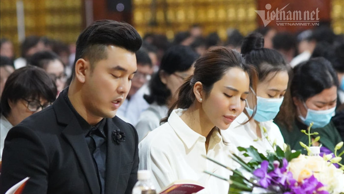 Con gái Vân Quang Long nghẹn ngào hát trong tang lễ của bố