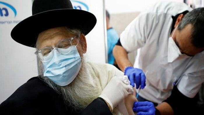 Hàng trăm người dân Israel mắc Covid-19 dù đã tiêm vắc-xin