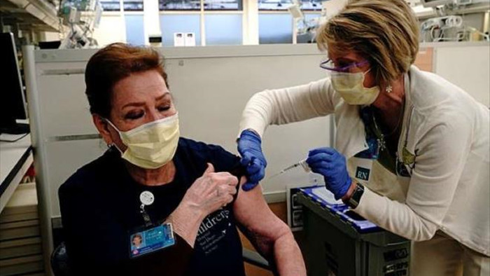 Nhiều nhân viên y tế Mỹ từ chối tiêm vaccine COVID-19 - 1