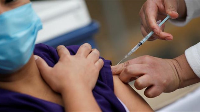 Bác sĩ Mexico vào phòng chăm sóc đặc biệt sau khi tiêm vaccine Pfizer - 1