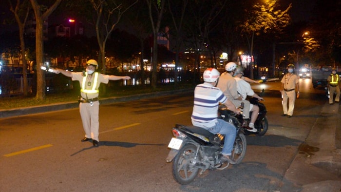 Lạ lẫm với cách đo nồng độ cồn... đếm số của CSGT - 1 Lạ lẫm với cách đo nồng độ cồn... đếm số của CSGT - 1