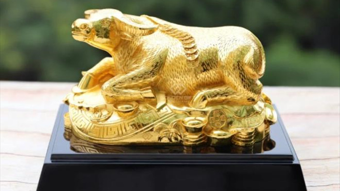 Quà Tết Tân Sửu 2021: 'Sốt' tượng trâu mạ vàng tiền triệu - 1