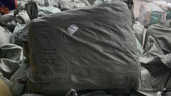 Phá kho hàng quần áo sida khủng: Cả chục tấn, trăm bao tải chất đống - 2