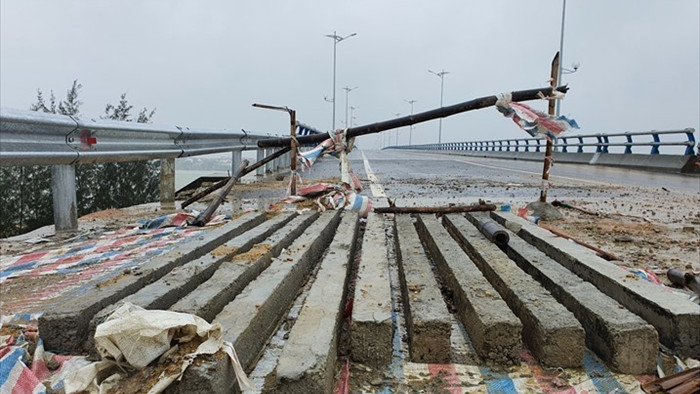 Cầu 240 tỷ đồng xây xong vẫn nằm chờ đường dẫn