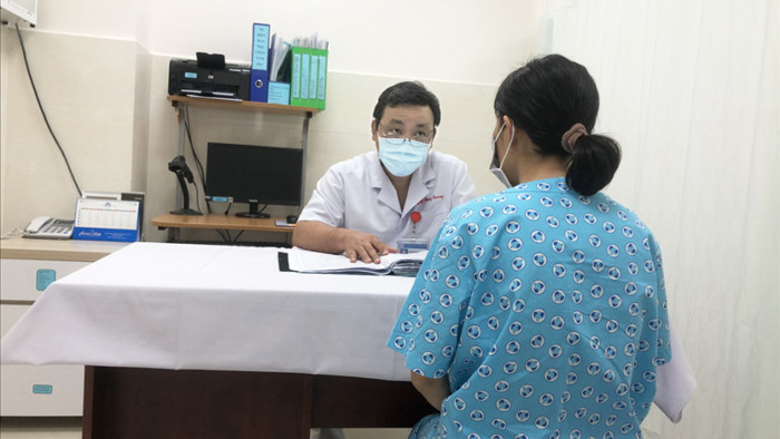 Bác sĩ Nguyễn Đăng Quang tư vấn cho một bệnh nhân bị rong kinh kéo dài