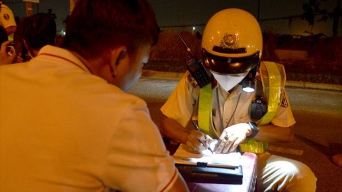 Tài xế đòi đo nồng độ cồn 2 lần để lấy... độ cồn trung bình - 1 Tài xế đòi đo nồng độ cồn 2 lần để lấy... độ cồn trung bình - 1