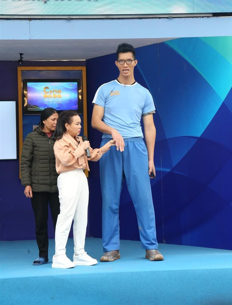 Việt Hương bé hạt tiêu khi đứng cạnh siêu nhân khổng lồ cao 2,20m-3