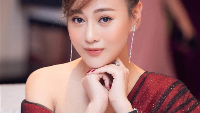 Phương Oanh 'Quỳnh búp bê' tuổi 32 xinh đẹp, nổi tiếng và giàu có