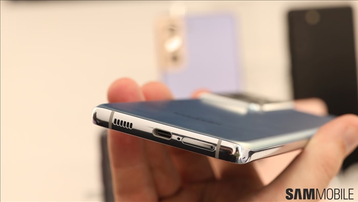 Samsung Galaxy S21 có một lỗi thiết kế nhỏ, có thể khiến người dùng chọc nhầm lỗ - Ảnh 1. Samsung Galaxy S21 có một lỗi thiết kế nhỏ, có thể khiến người dùng chọc nhầm lỗ - Ảnh 1.